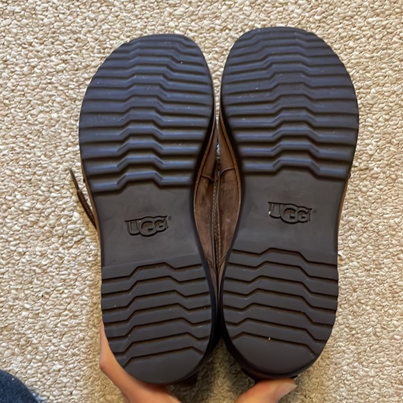 Ugg lightly worn Sherpa lined booties size 9.5 - Picture 2 of 3